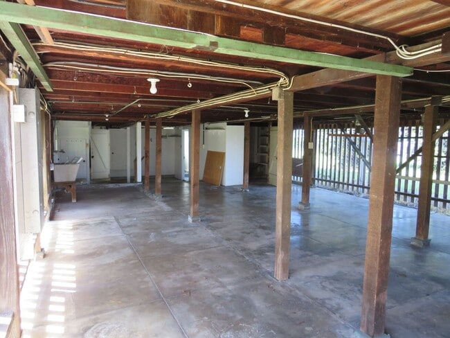Building Photo - 18 Lono St