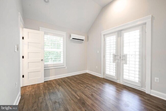 Building Photo - 2314 N Kenmore St