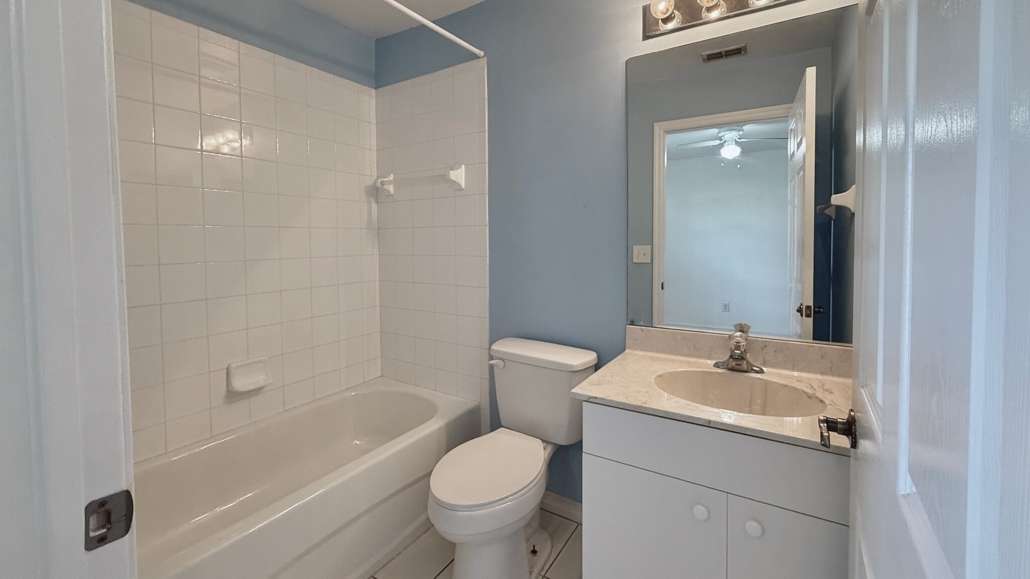 Building Photo - 3620 Pine Oak Cir