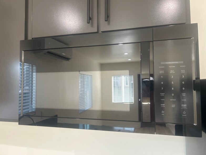 New microwave - 8901 Firestone Plz