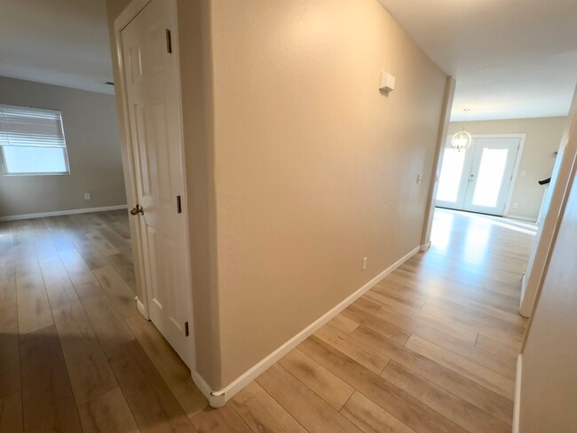 Building Photo - 11549 W Mountain View Rd