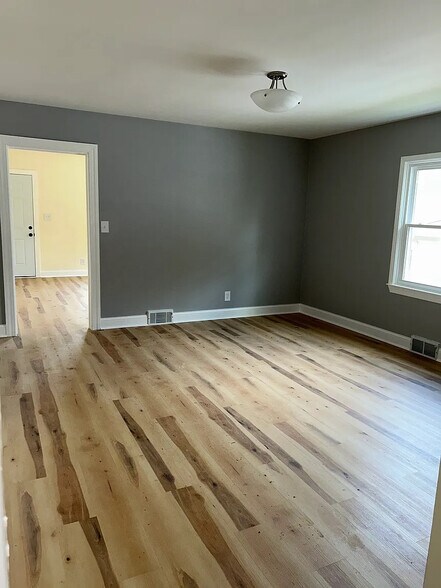 Building Photo - Room in Duplex on Richardson Ave