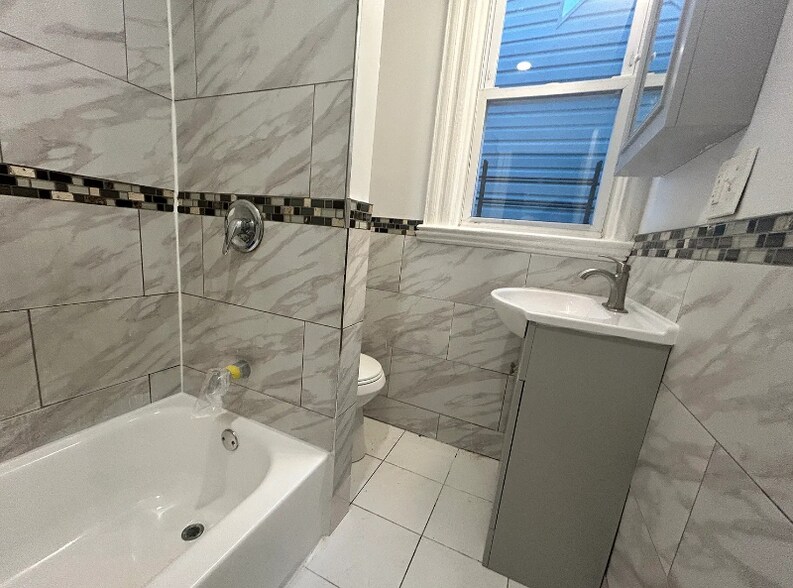 Building Photo - 182 Seymour Ave