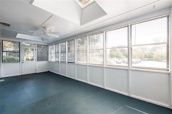 Building Photo - 1205 Spring Valley Ln NE