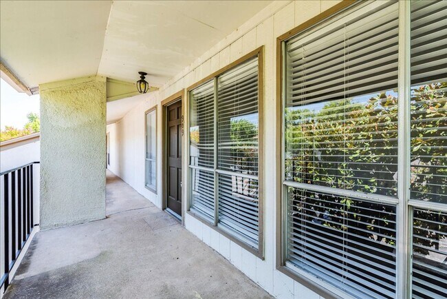 Building Photo - Welcome to the Northwest Hills 2 bd/2 bath condo