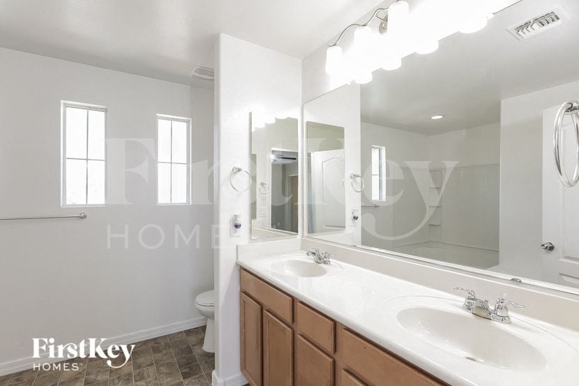 Building Photo - 7915 S 8th Way