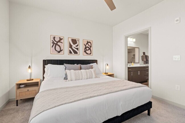 Building Photo - 711 W Broadway Rd