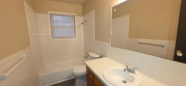 Building Photo - 3 Bedrooms 2 Bathrooms  $1195!