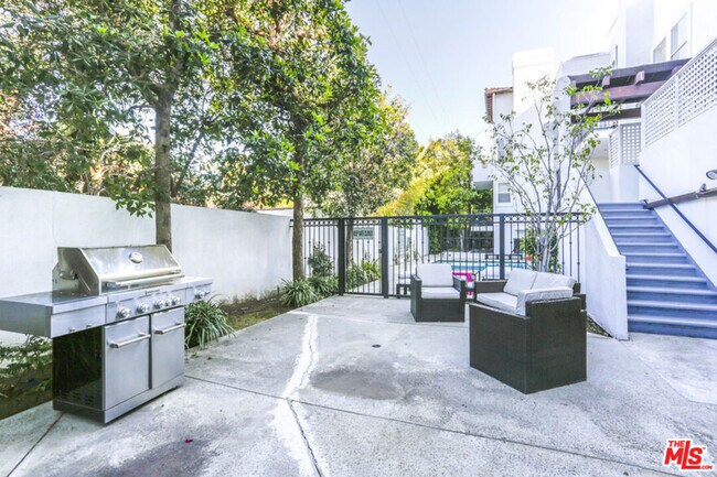 Building Photo - 1031 N Crescent Heights Blvd