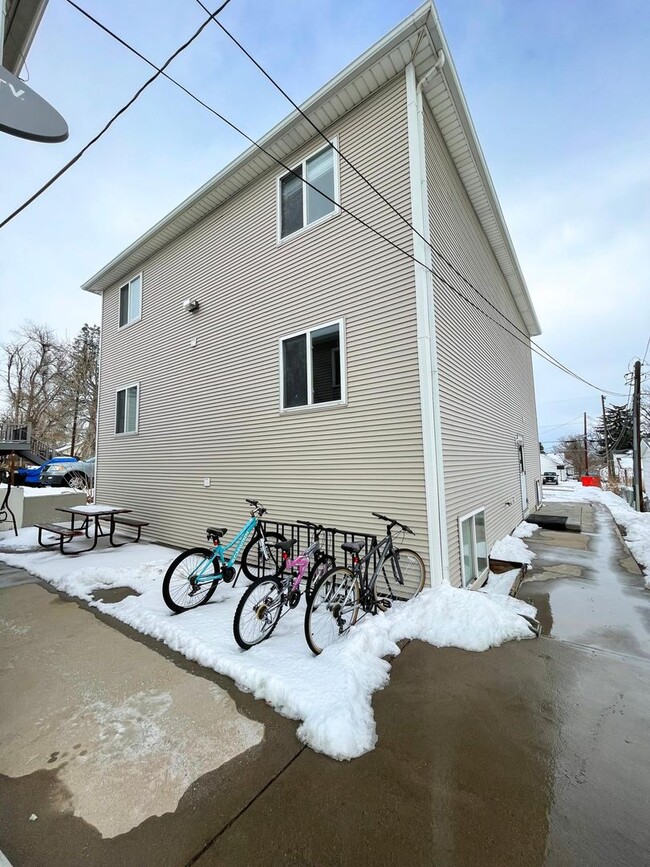 Building Photo - Ikea furnished room + shared furnished living area REMODELED