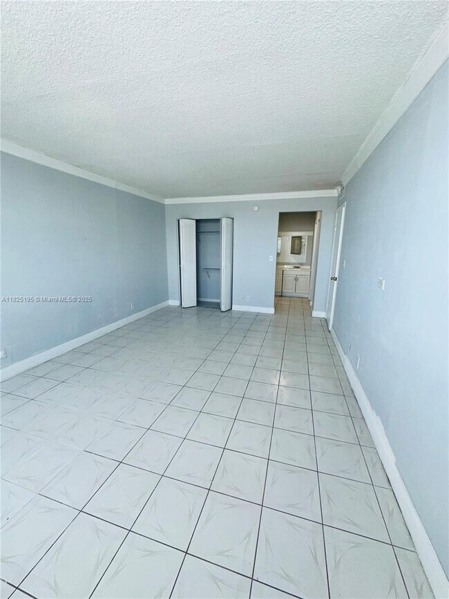 Building Photo - 2025 NE 164th St