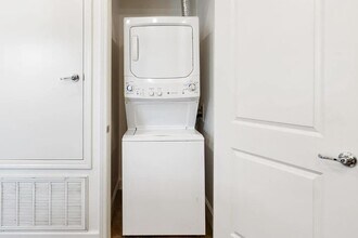 Building Photo - Huge and Lovely home