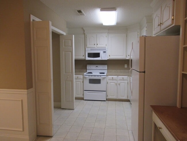 Building Photo - 3760 Beacon Dr