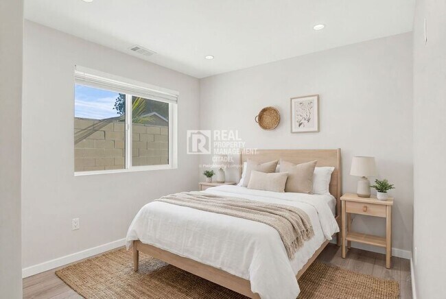 Building Photo - 996 S Siet Pl