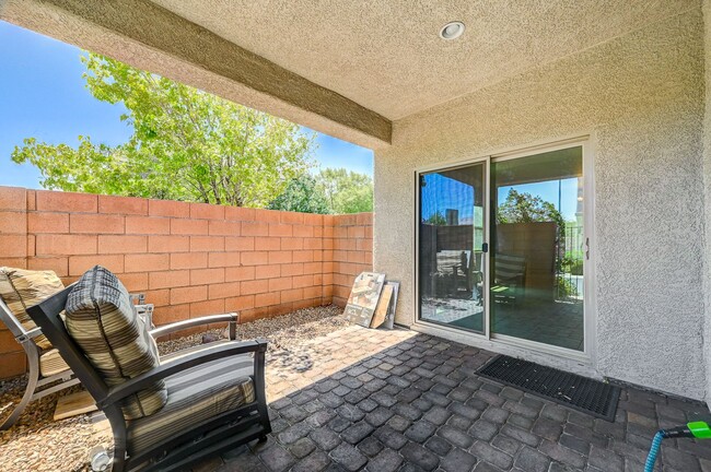 Building Photo - Adorable three bedroom in incredible SW location! Solar panels!