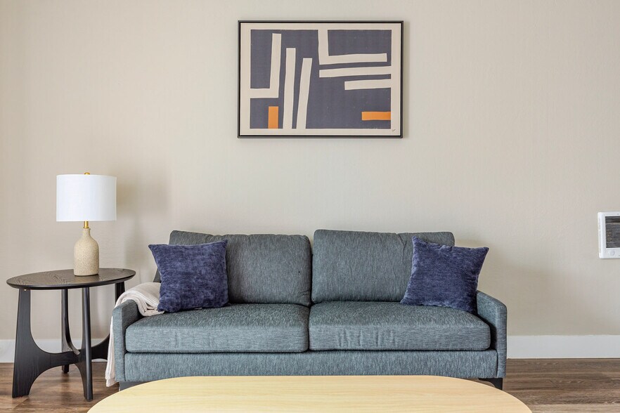 Building Photo - 900 E Hillsdale Blvd