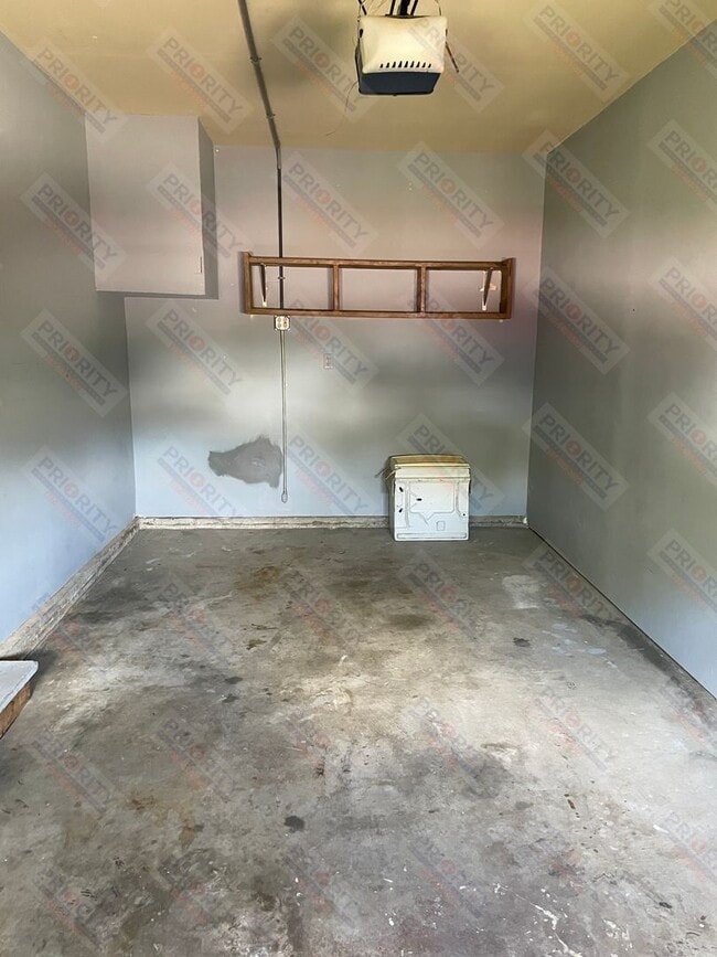 Building Photo - 3 bedroom, 1.5 bath townhome