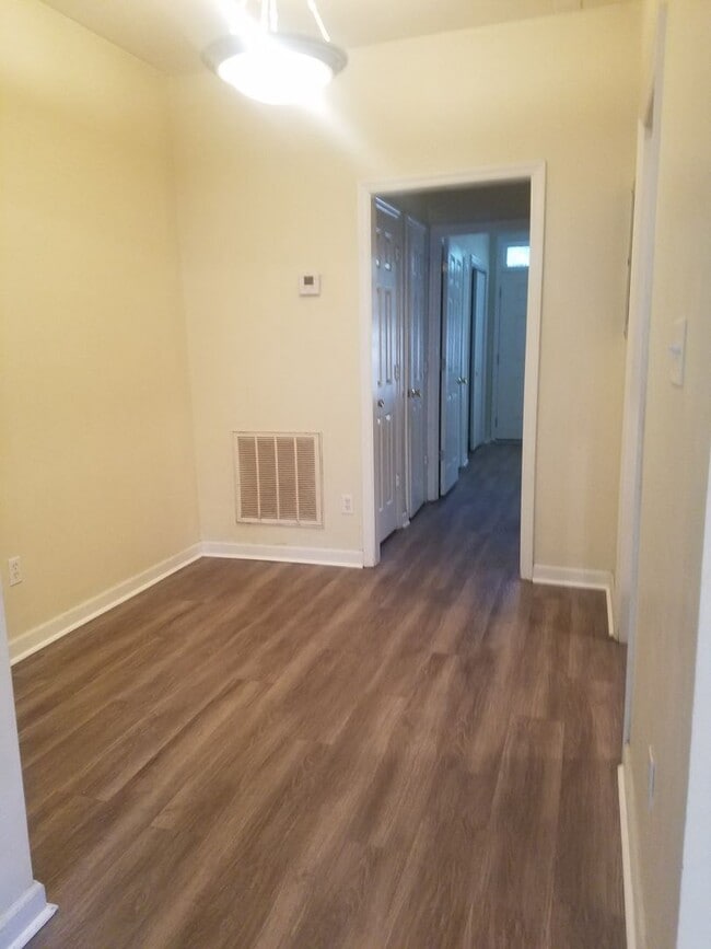 Building Photo - 3/2 Townhouse off Blairstone Road, Right By Governors Square Mall!