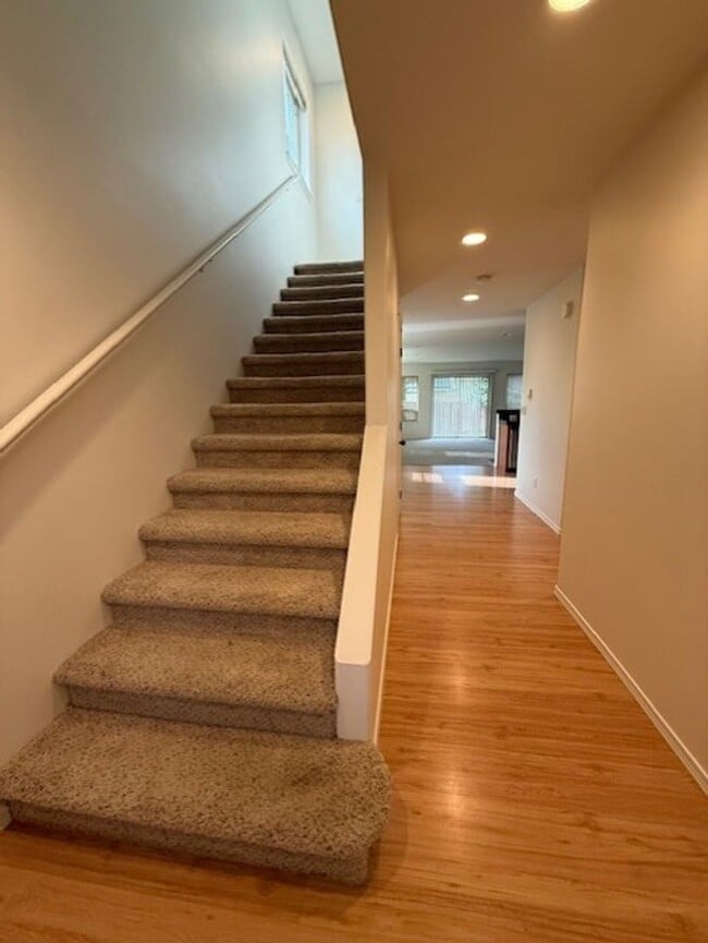 Building Photo - Spacious town home in small community.  Spacious and bright!  Available now!