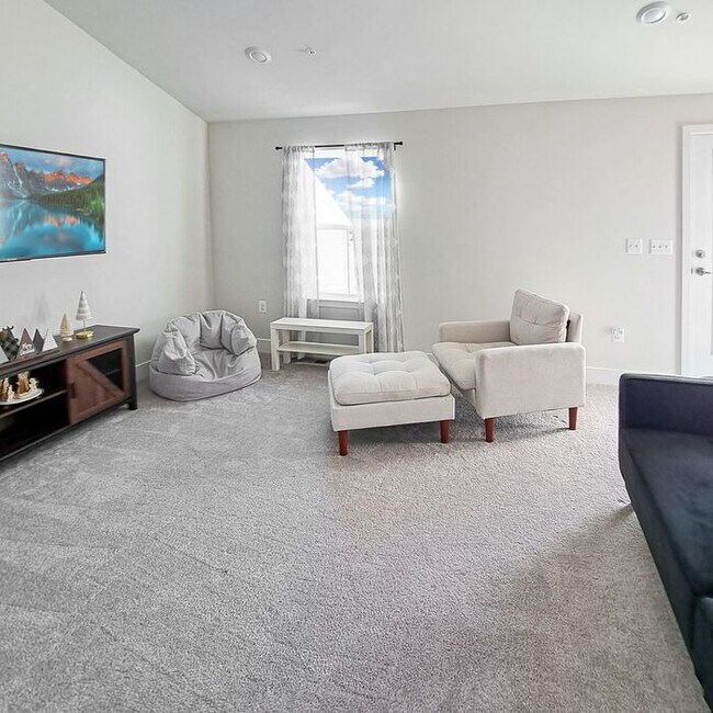 Building Photo - Gorgeous 4-Level Townhome with Rooftop Ter...