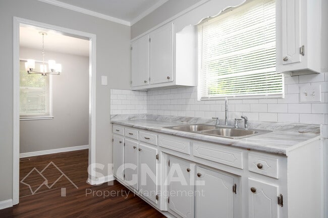 Building Photo - 3038 Highland Dr