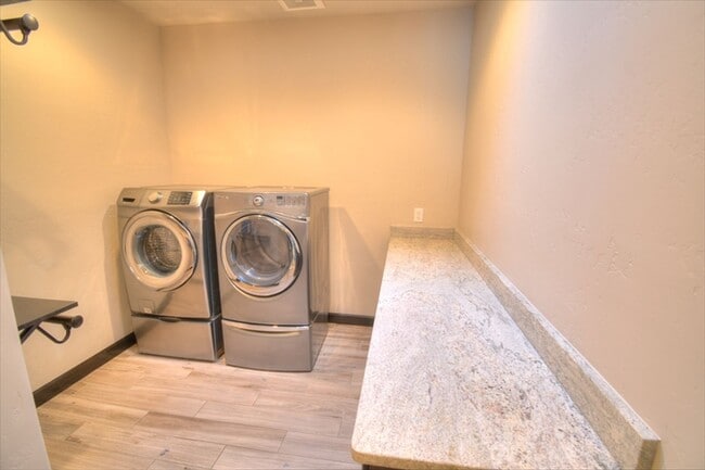 Building Photo - Meriposa Masterpiece