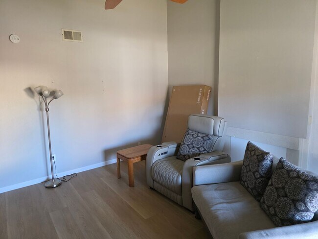 Building Photo - Quiet 3 bedroom 2 bath home in Poway in cul-de-sac in Poway school district