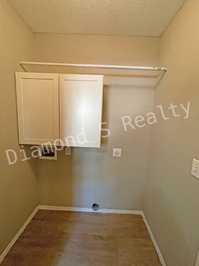 Building Photo - Updated 3 Bedroom Home in Reed/Hillcrest S...