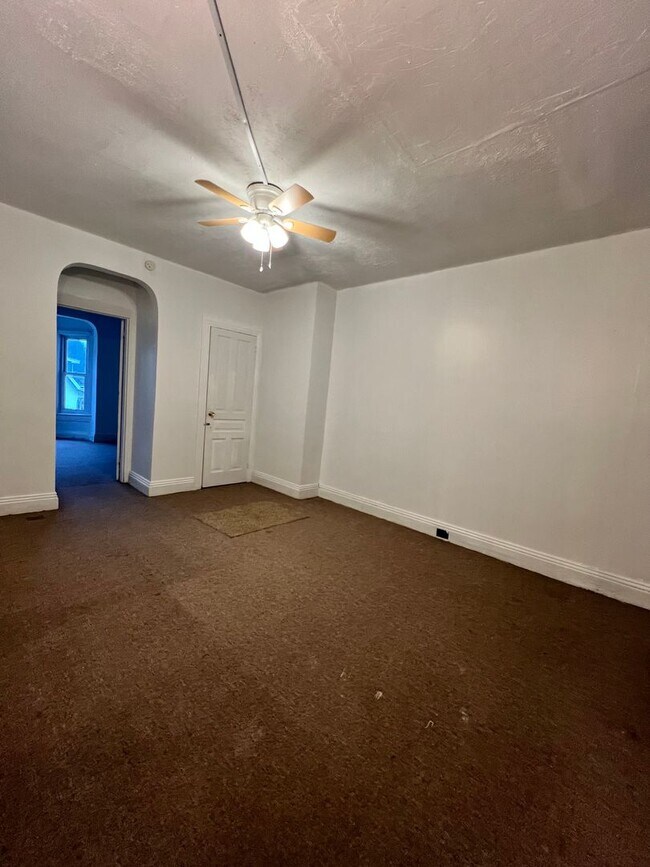 Building Photo - 5 Bedroom 1 Bath Home Available