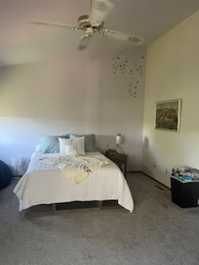 Building Photo - Welcome to this charming 1-bedroom, 1.5 bathroom home with an Office