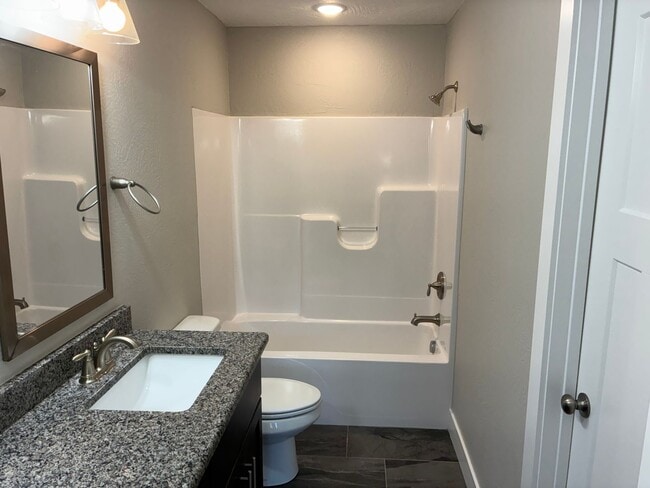 Building Photo - Beautiful 3 bedroom, 2 bath, 2 car garage duplex in Ozark! Spacious, granite with open / split be...