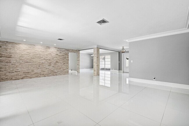 Building Photo - 417 N Country Club Dr