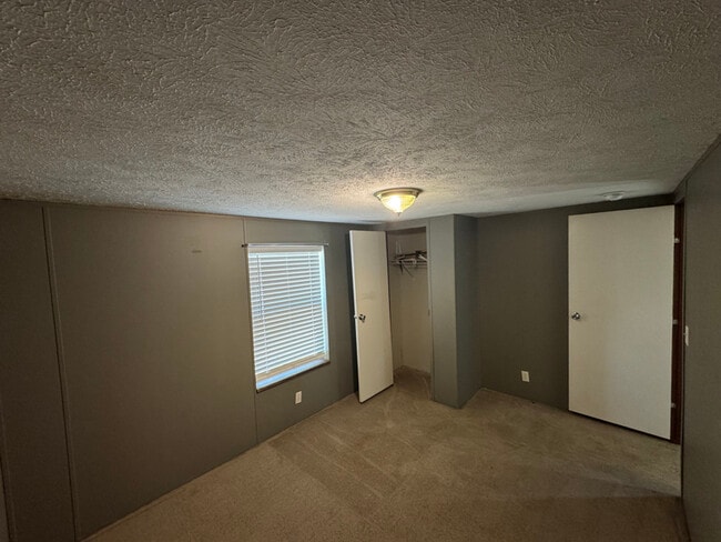 Building Photo - 871 Fairgarden Cir