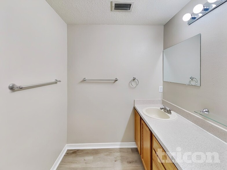 Building Photo - 4409 Venice Dr