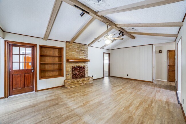 Building Photo - Thousand Oaks neighborhood! Over 1800 sqft!