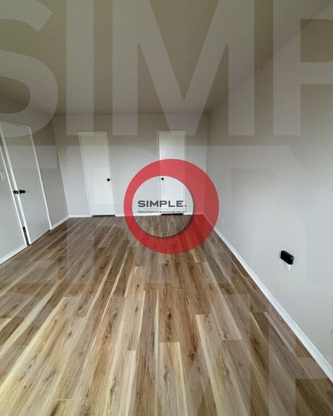 Building Photo - Great Location