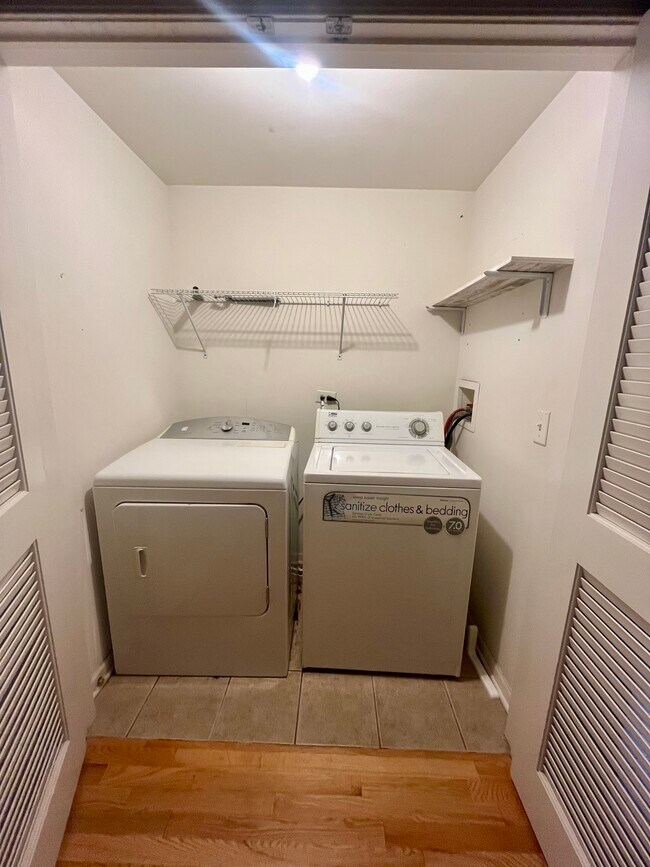 Building Photo - 1900 N Laramie Ave