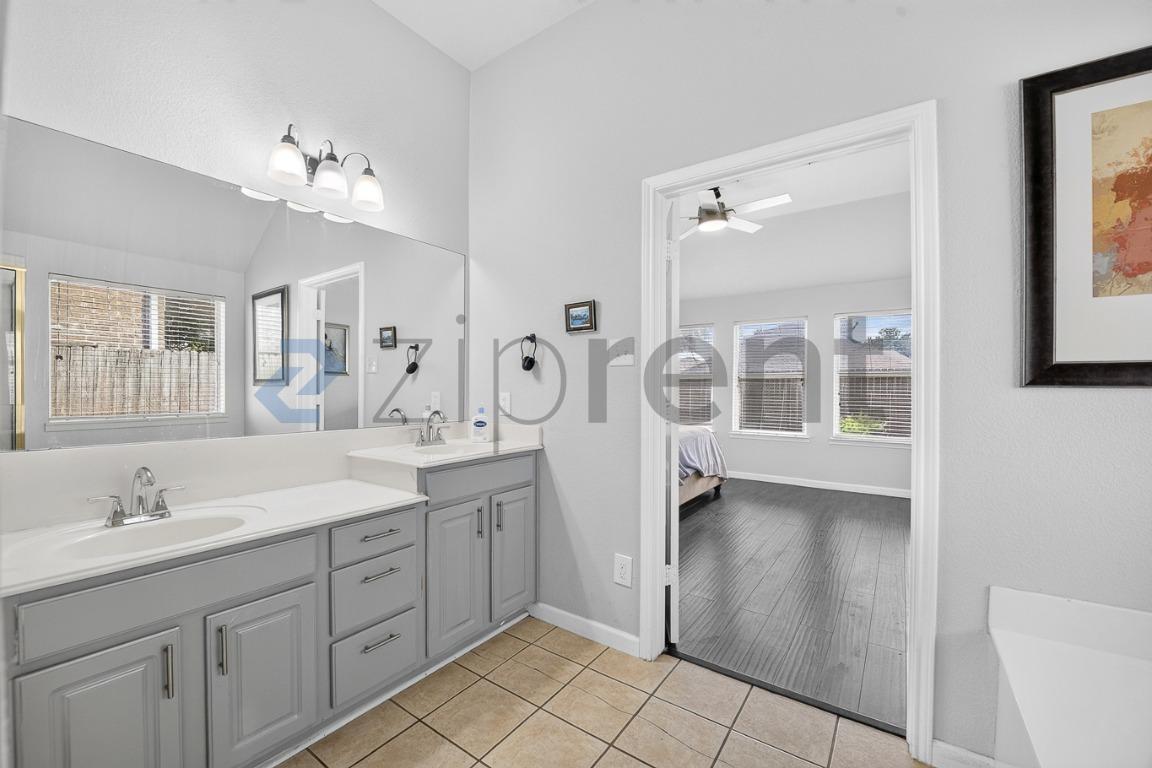 Building Photo - Unit