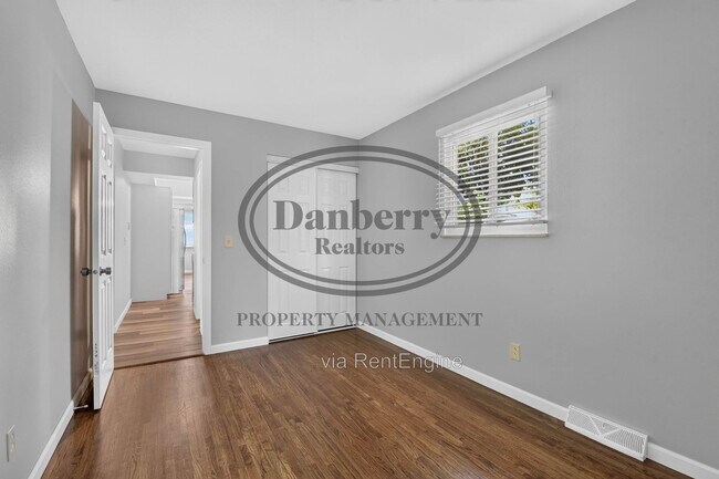 Building Photo - 6946 Kinsman Dr