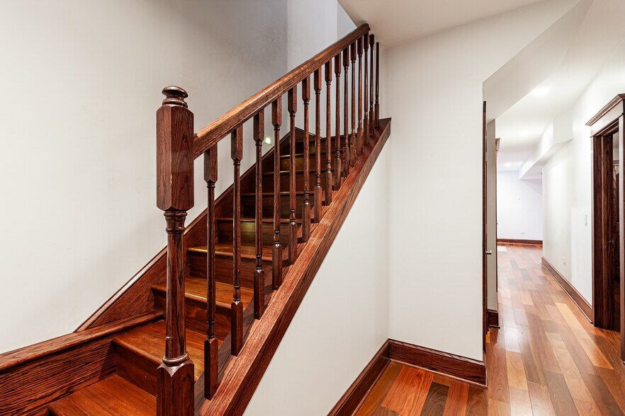 Building Photo - 1019 W Oakdale Ave