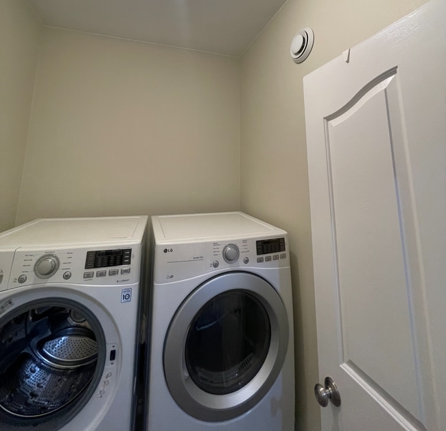 Building Photo - Private and conveniently located 3 bedroom...