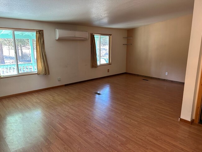 Building Photo - Cute Home Close to Everything