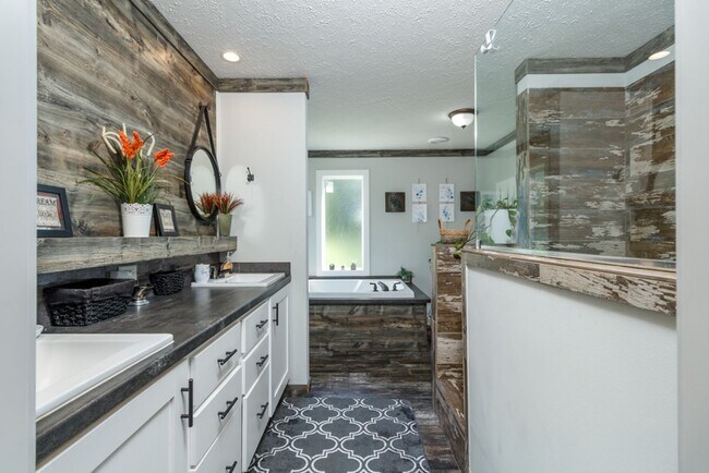 Building Photo - Updated Modern 3 Bedroom Manufactured Home!