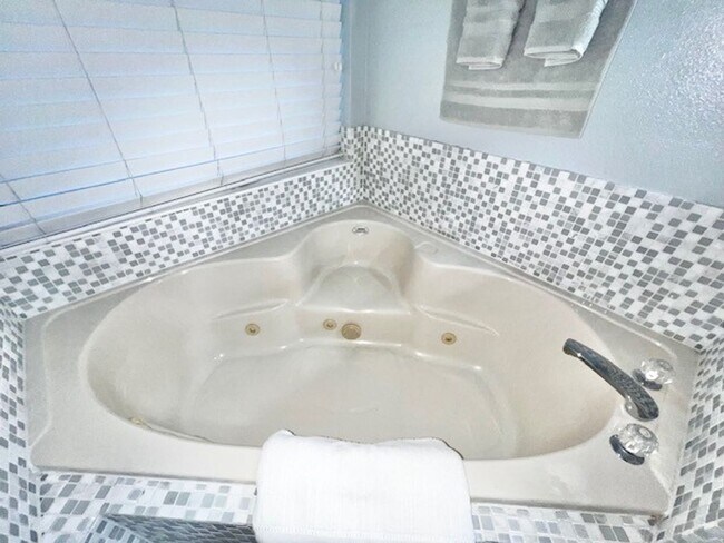 Building Photo - Amazing 4x2 in Lake Nona!! Gated Nona Crest! All tile flooring!! 2 car garage!