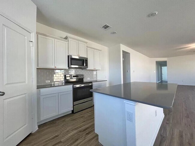 Building Photo - 104 Ulmus St