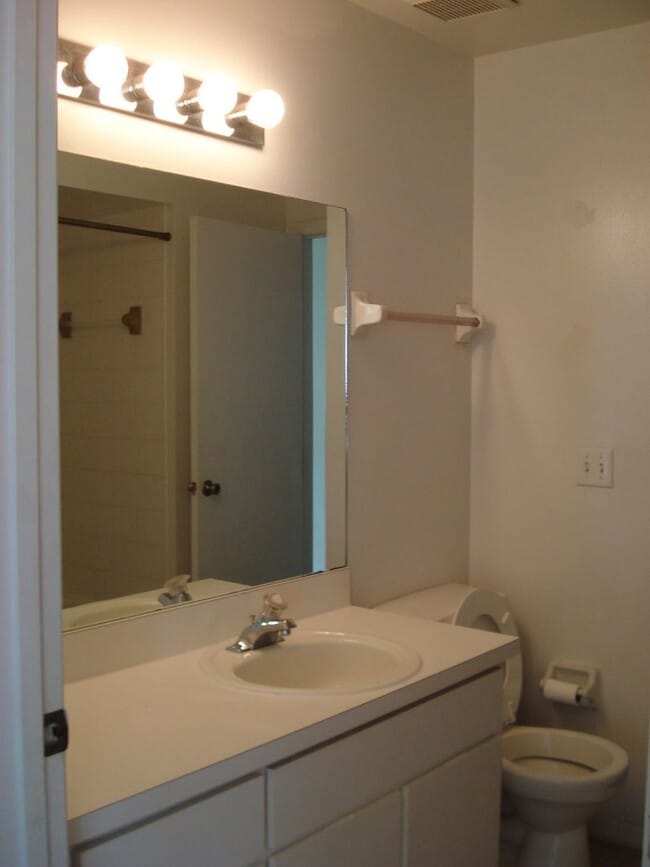 Building Photo - 3/2 Home Minutes to OIA