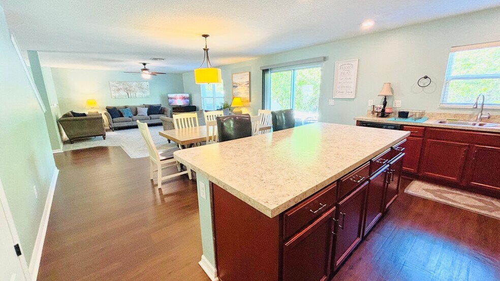 extra large island and open space - 11521 Southern Creek Dr