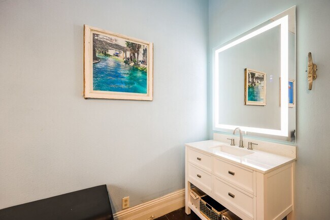 Building Photo - Charmer Close to Downtown!