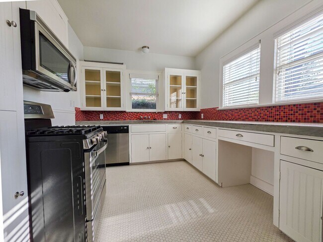 Building Photo - 3901 Red River St