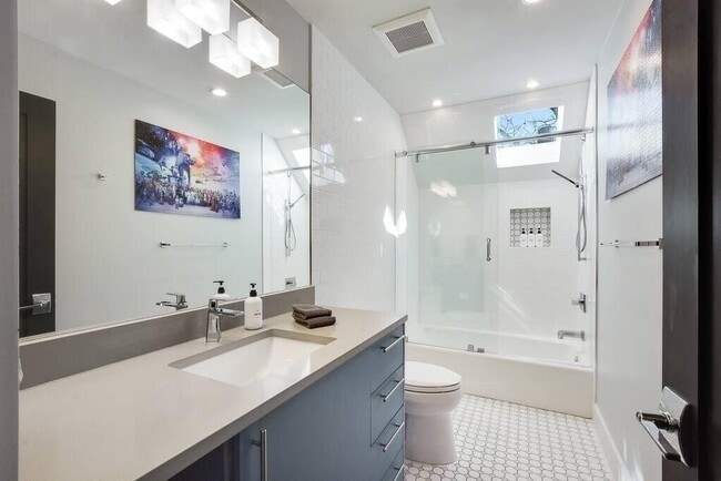 Building Photo - 1802 W 10th St